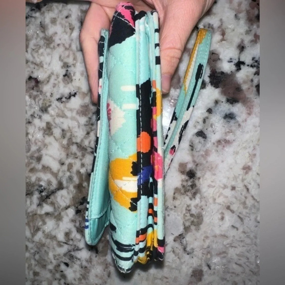 VERA BRADLEY Trifold Wristlet 2 for $22‎ ❇️ - Picture 2 of 7